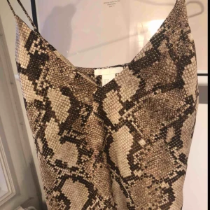  - • v-ringat linne med ormmönster  • bara använt 1-2 ggr, i gott skick  • ganska tajt under bröstet (min bandstorlek är ca. 82 cm)  •storlek: eur 34 | us/ca/mx 4 | cn 160/80A