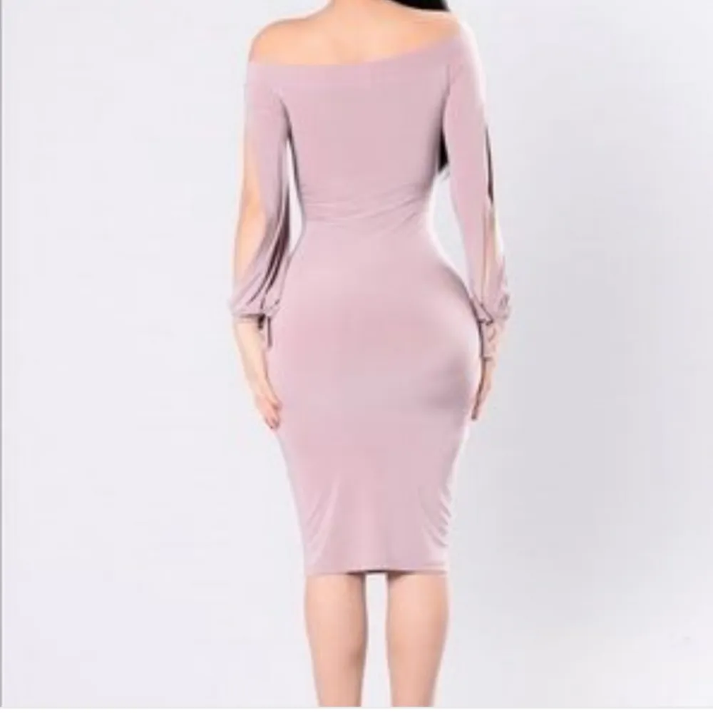 Mauve klänningen från fashion nova. Klänningen o hela shoppingen från usa kostade 1000, säljer den för 300. Använd endast en gång . Klänningar.