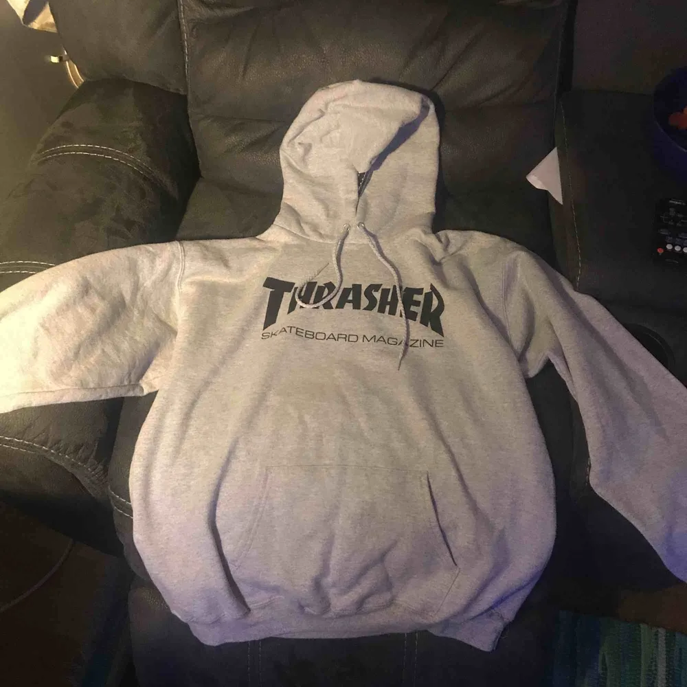 Säljer en helt ny Thrasher hoodie. Pga för liten. . Hoodies.