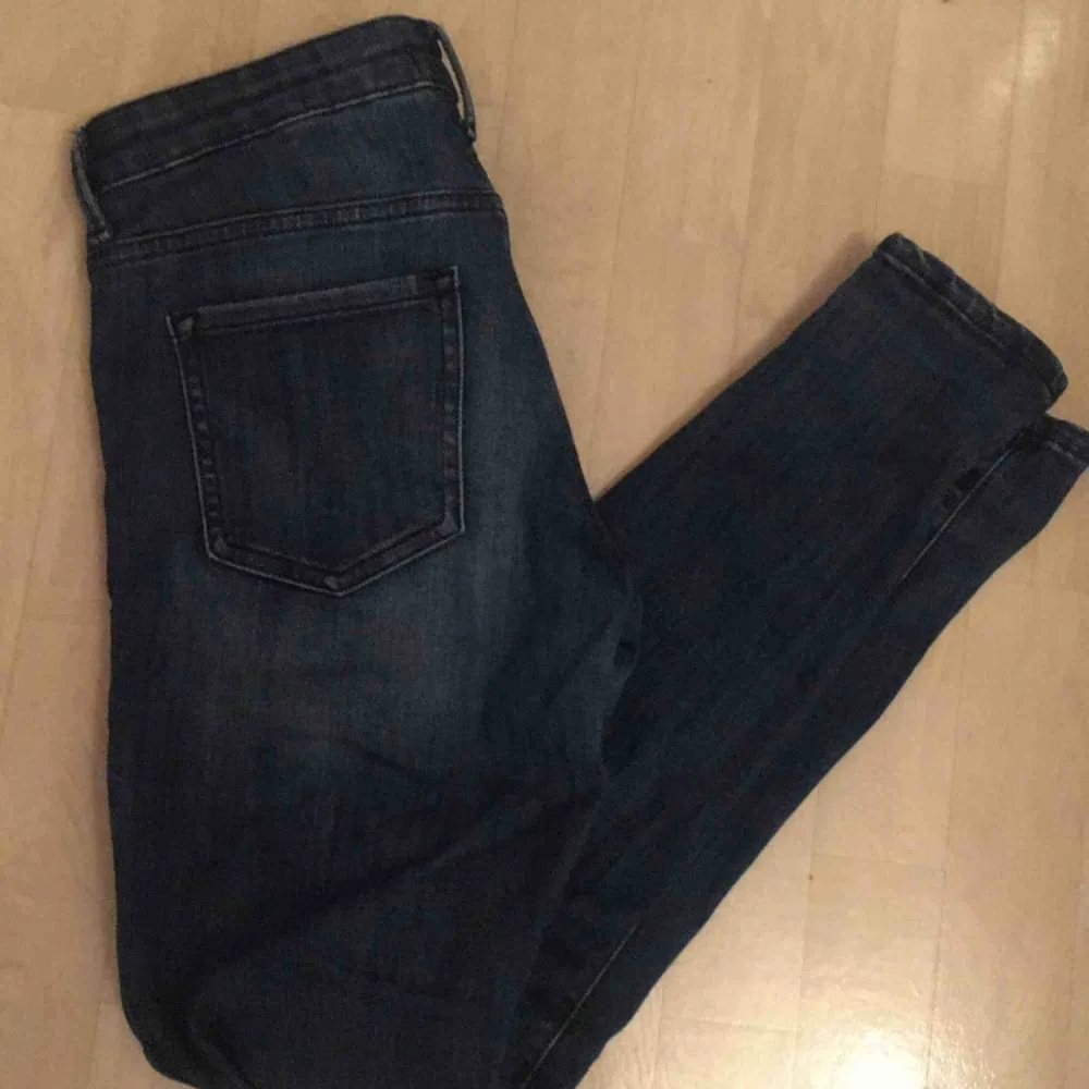 Jeans med snygga detaljer, dessa är i gott skick! En frakt på 35kr tillkommer❤️ Sitter jättefint på och formar benen. . Jeans & Byxor.