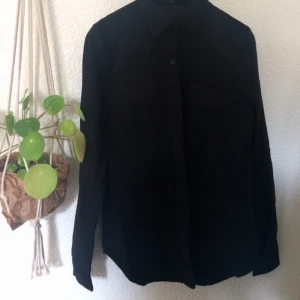  - Svart skjorta i mocka-imitation. Snygg och knappt använd då jag vuxit ur den. Lite figursydd i sidorna. Betalaren står för frakt