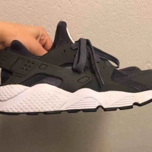  - Superfina Nike Huaraches i en grå färg! 🌟 Storlek 40,5 men passar en 39/40, priset går att diskutera.