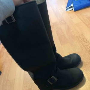  - JOHNNY BULLS! Väldigt bra skick! Måttligt använda. 500 kr eller bud! Buda i kommentarsfältet. Storlek 37, passar även 38 