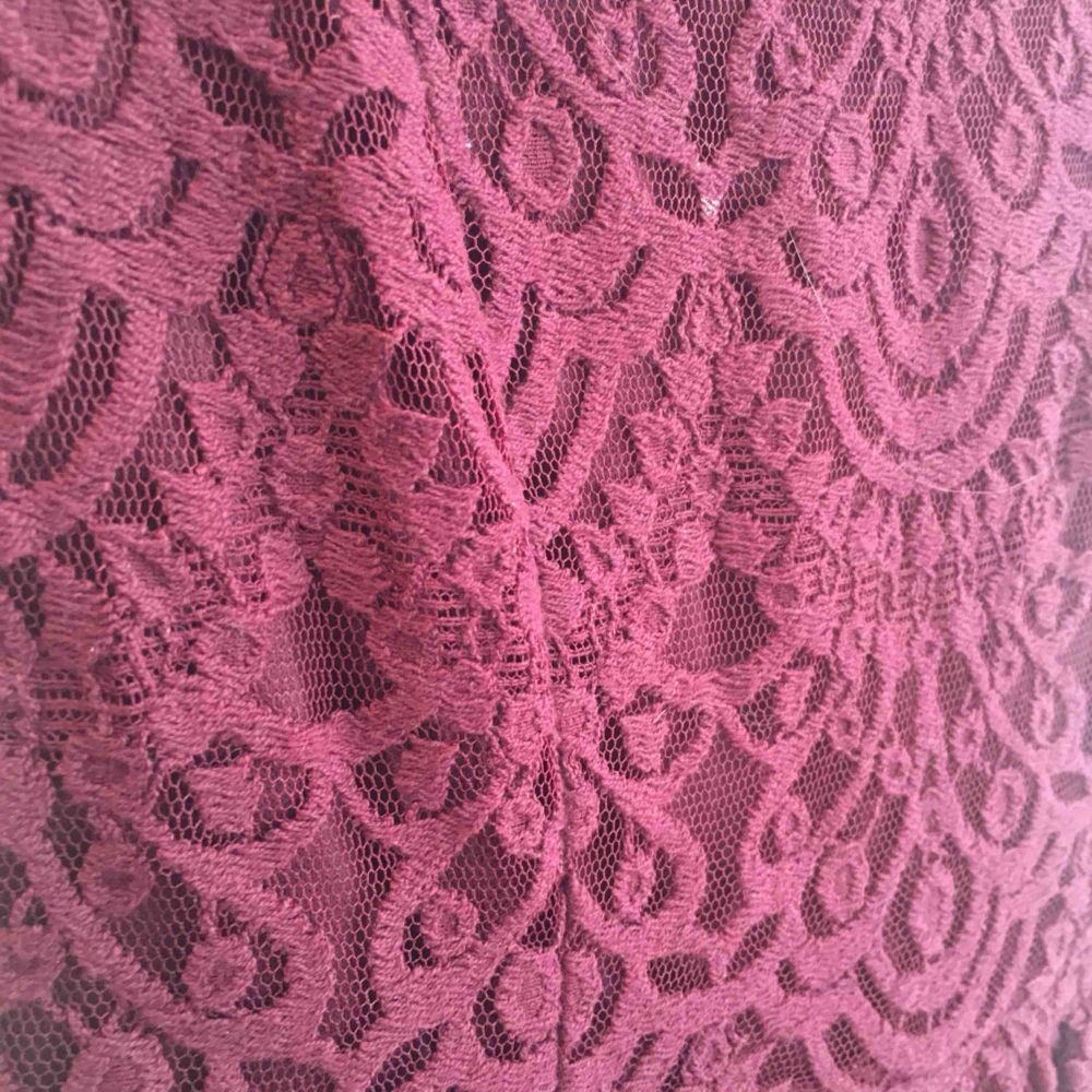 Super fin vinröd klänning med spetsigt tyg.  Klänningen är bara använd 1-2 gånger och är i mycket bra skick! Har swish! Kan frakta om köparen står för kostnaden. . Klänningar.