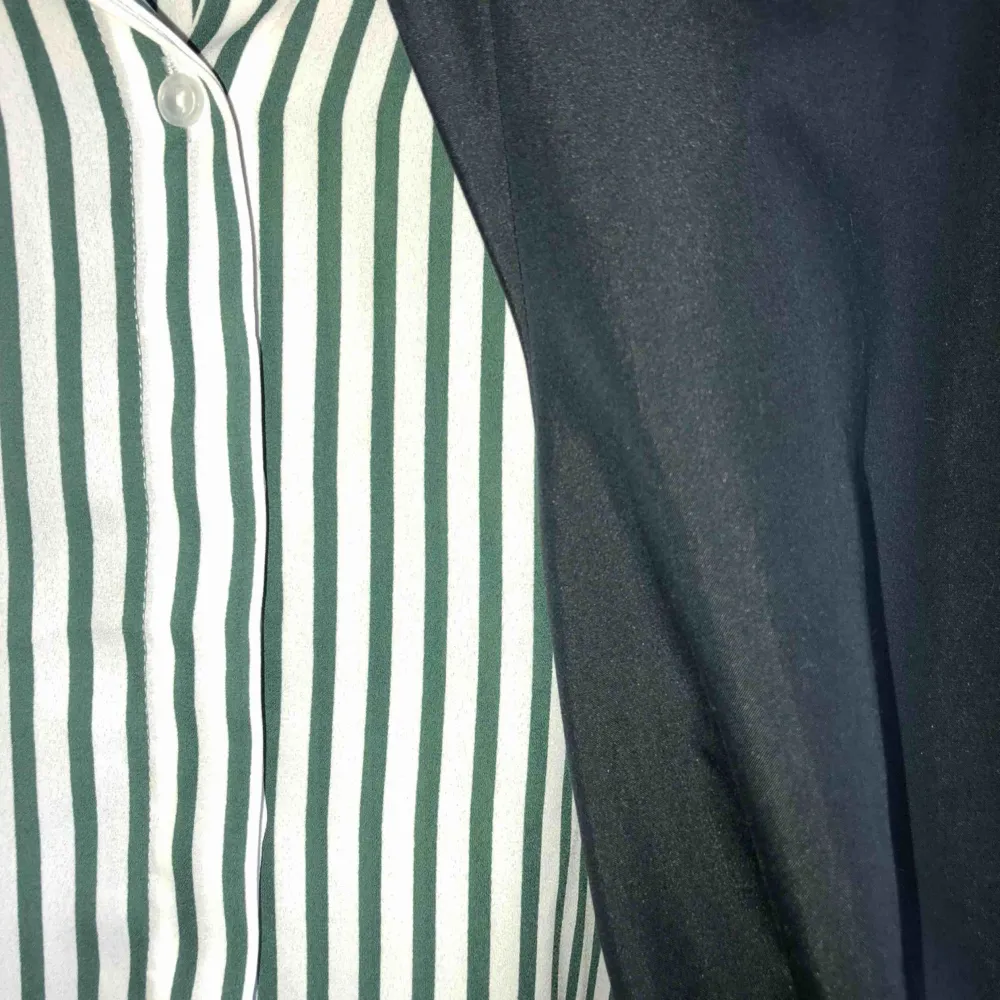 Snygg grön-vitrandig skjorta från Monki! Den sista bilden är för att visa att det inte är svarta ränder som det ser ut som på resterande bilder, utan gröna! Storlek M men skulle säga att den passar XS och S också! Frakt tillkommer💚. Skjortor.