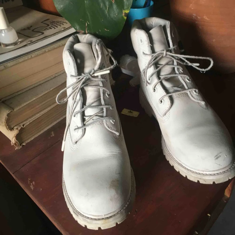 Vita timberlands, använda väldigt få gånger på 3 år. Ser lite slitna ut pga vita men rent slitmässigt är de princip som nya. Snöret är slitet pga taskigt material från början. Nypriset var 1900kr. Köparen betalar frakt . Skor.