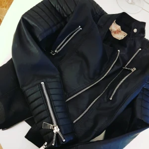  - Ny oanvänd jacka från Chiquelle. Säljer pga fel storlek. Passar XS/S