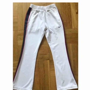  - Utsvängda 90-talsbyxor från Nike. 