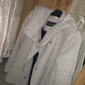  - Jättefin kappa som e använd bara en gång , original pris 800:- nypris 400:- frakt ingår 🌸