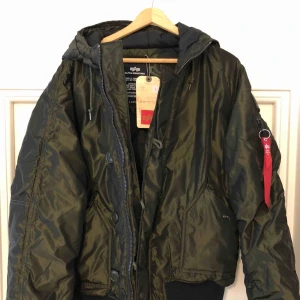  - alpha industries hunter II vinterjacka Färg hunter green Storlek L (Large)  Köpt på johnells för 3990kr  Pris i butik just nu enligt prisjakt är 2590kr billigast hos boozt  Mitt pris är 1200kr Betalning sker kontant eller via swish.  