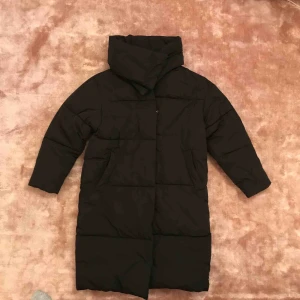  - Svart parkas från Weekday 