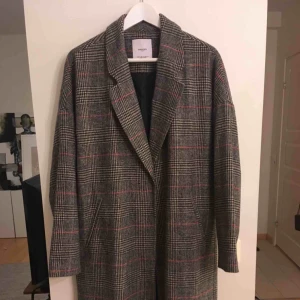  - Oversised rutig kappa från Mango. Passar S-L. Använd 1 gång.