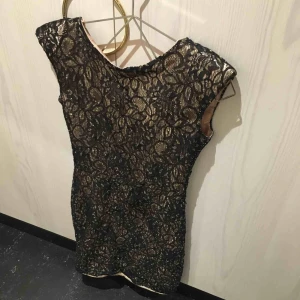  - Jättefin fodralklänning med glitter mönster. Materialet är spets och satin! 