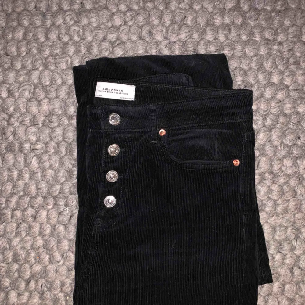 Manchesterbyxor i bootcut modell från zara, använda en gång sen har de legat vikta i garderoben. Jeans & Byxor.