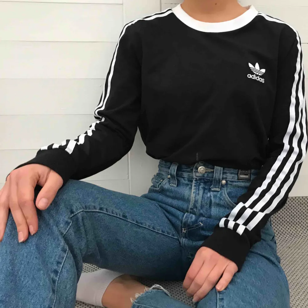 Äkta Adidas tröja i storlek S, men passar även utmärkt på mig som vanligtvis har XS. Har använts endast en gång, så kvalitén är så gott som ny! Köparen står för frakt ✨ ‼️ ANTAGLIGEN SÅLD ‼️. Hoodies.