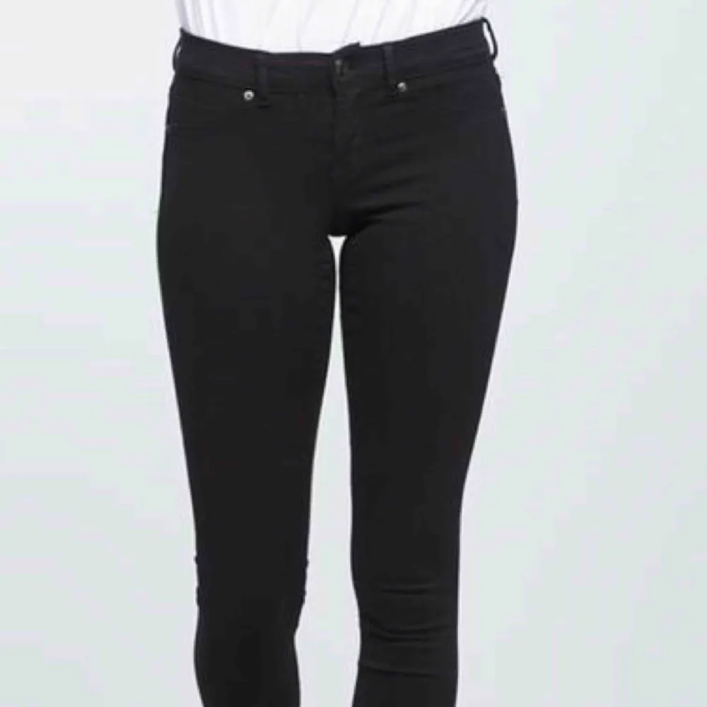 Ett par svarta low waisted jeans från ginatricot i modellen ”Alex”. Använda 2 gånger. 170 kr inkl frakten!!!!. Jeans & Byxor.