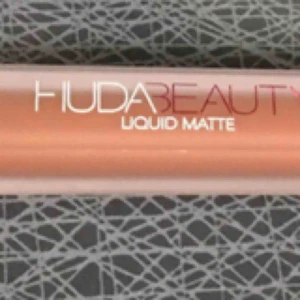  - Oanvänt läppstift från Huda Beauty i färgen Venus.