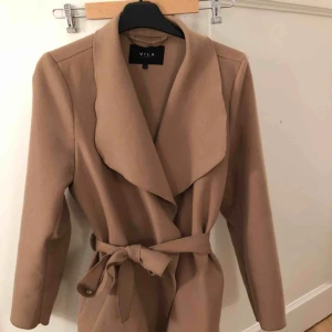  - Jacka från VILA storlek S