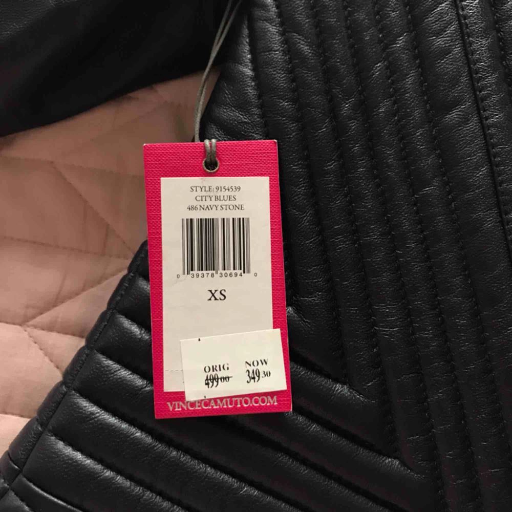 Helt ny äkta läders jacka från Vince Camuto i Navy stone storlek XS köpt i USA för 350 dollar. Säljs för 1100kr. Aldrig använd som ni ser på bilden. Flera bilder kan skickas privat!:) . Jackor.
