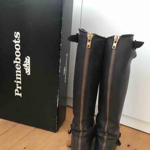 Säljer min systers mörkbruna Primeboots pga att de inte kommer till användning.  Storlek 38, passar de som har 38-39 i vanlig storlek.  Har inte använts mycket alls så de är väldigt fina i skick!  Originalkartong medföljer 