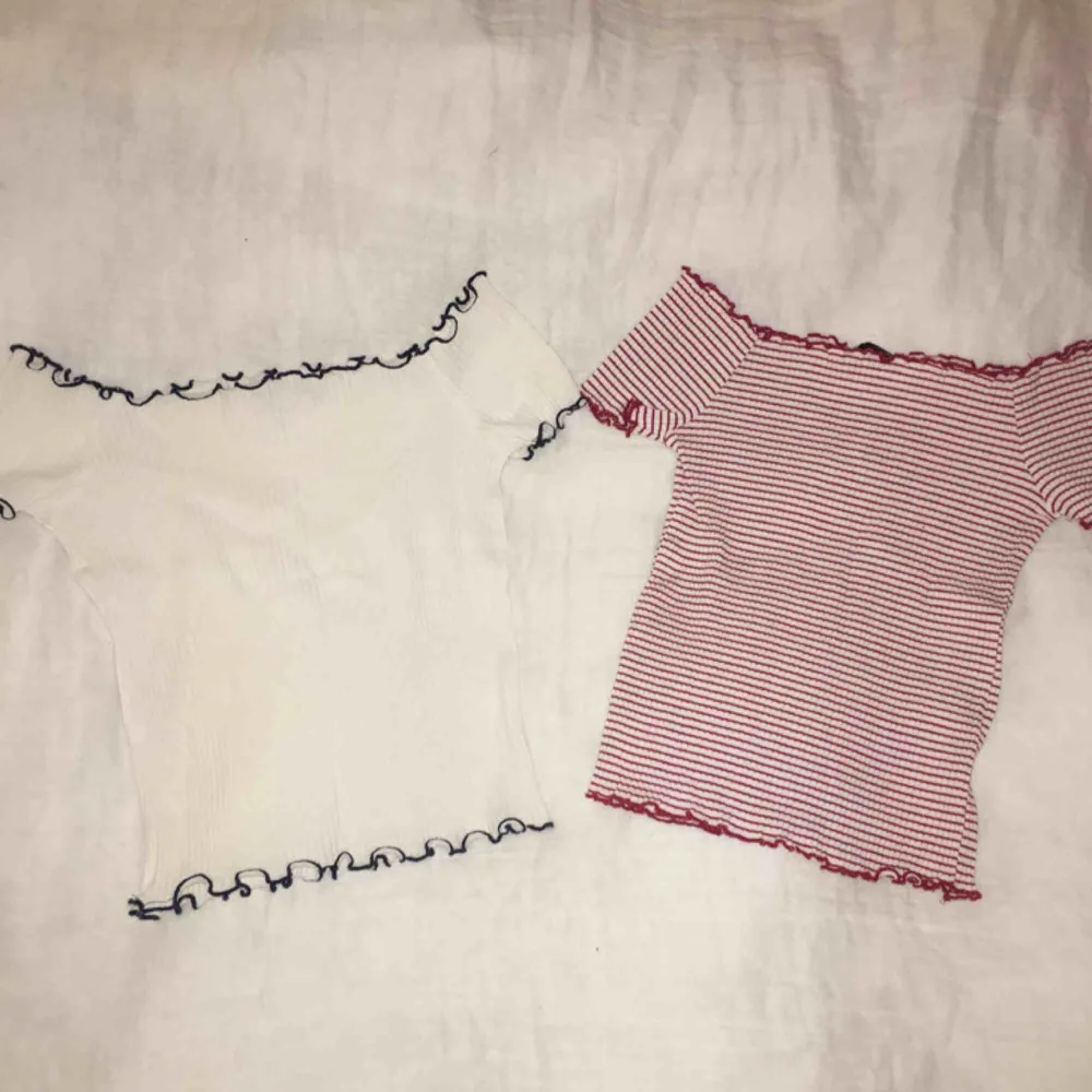 Två randiga, off-shoulder t-shirtar från Zara! Båda är i strl S!🤪💖. T-shirts.