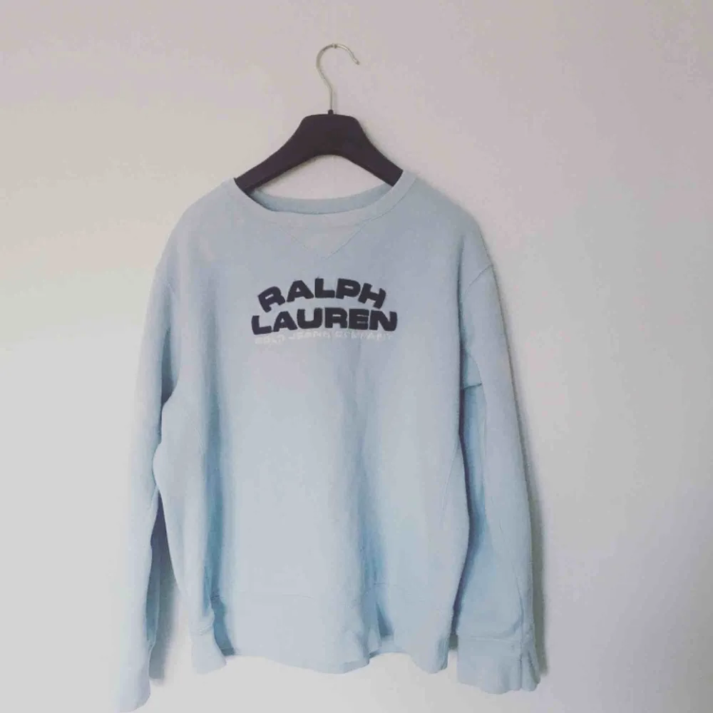 Pastellblå sweatshirt från Ralph Lauren. Hoodies.