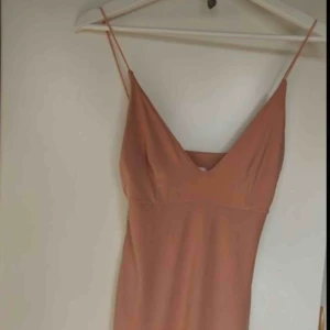  - Super fint klänning ifrån Rebecca Stella! Storlek S,  och väldigt åtsittande men sitter väldigt snyggt på! Knappt använd då jag aldrig haft tillfälle för att använda den. Perfekt till nyår eller liknande 😌 