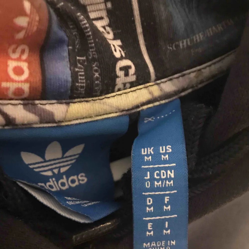 Säljer denna snygga marinblåa limited-edition hoodien från Adidas! Säljer pga använder ej längre. Betalning sker via swish, frakt 72 kr :). Hoodies.