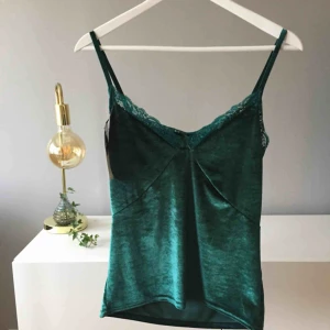  - VAD: Sammetstopp från Nelly.  MATERIAL: Polyester och elastan SKICK: Oanvänd med lappar kvar