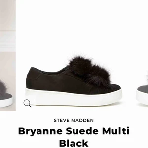  - Svarta skor med fusk päls. Storlek 37. Lånade bilder, men skickar egna vid intresse. Dessa är i nyskick då de nästan aldrig kommit till användning.  på bilden. Skickar gärna egna bilder vid intresse. Pris kan diskuterad vid snabb affär!  