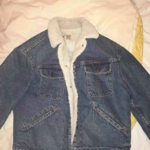  - En asnajs vinterjacka från Humana Second Hand som knappt är använd. Vid stort intresse kommer det ske en budgivning, isf skriver jag det i beskrivningen. Köparen står för frakten