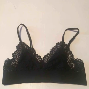  - Bygellös spets-BH i storlek 36, aldrig använd. Symmetrisk och fin med spets och brett elastiskt band runt (får inte plats i sista bilden) 