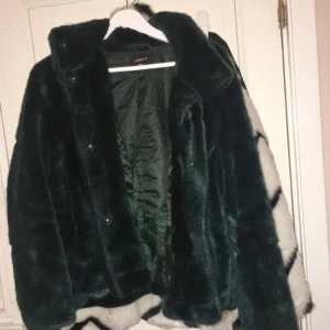  - Pälsjacka ifrån Lindex , använd fåtal gånger så den är som ny! Passar S till M-L