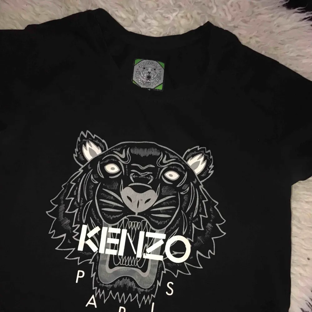En kenzo T-shirt, super snygg.. T-shirts.