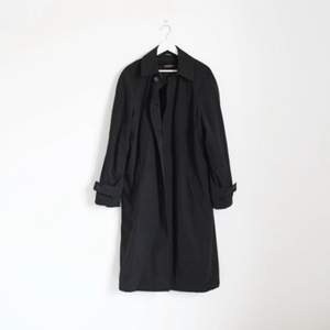 Knälång overcoat i svart. Aldrig använd. Nypris 1200:-