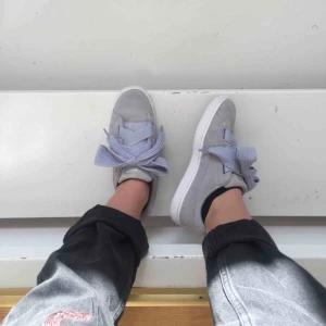  - Ett par grålila puma skor i mocka med stora stickade snören och även tillkommer siden snören. Nypris 1100kr och är endast använda en gång, ser ut som nya!  Frakten står köparen för och jag tar helst Swish.