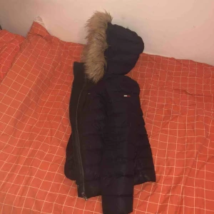  - Säljer min vinterjacka från Tommy Hilfiger som jag köpte förra året för 2100kr, säljer pga har köpt ny. Det finns ett litet hål på insidan av armen som ej syns mycket.   Jag står för frakten 