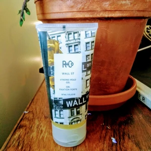  - Strong hold gel från R+Co hårvårdsprodukter. Endast testad en gång. Butikspris 300 kronor. Säljer på grund av platsbrist.