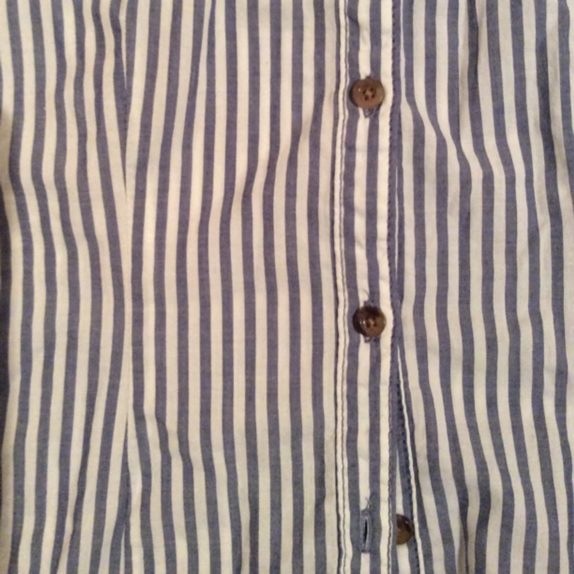 Blå- och vitrandig skjorta från h&m, sparsamt använd. Liten i storleken! - 1394645020