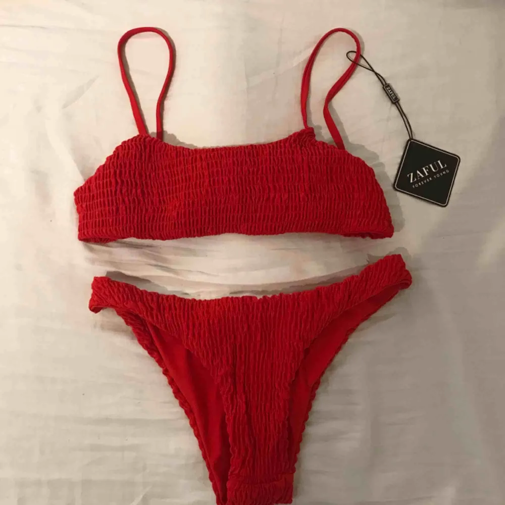 bikini från zaful i en jättefin röd färg. Priset är inklusive frakt. Endast testad. Säljer den då underdelen tyvärr är för liten för mig.. Övrigt.