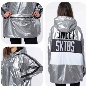  - SWEET SKTBS windbreaker i silver. snyggt oversized, dra-över-huvudet-modell. stor ficka fram. använd 2-3 ggr max så i nytt skick! köptes för 800kr. frakt tillkommer!