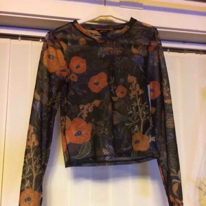  - Min favorittröja från Monki som jag fått en hel del komplimanger för. Skitsnygg passform och fint mönster. Den är tyvärr för liten för mig, så söker en i S/M nu. Så hör av dig om du har! 