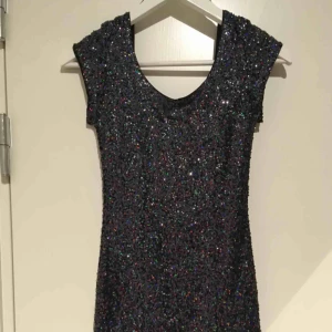  - Fin paljettklänning  Storlek 34  Hämtas i Bromma eller skickas, köparen står då för frakt.