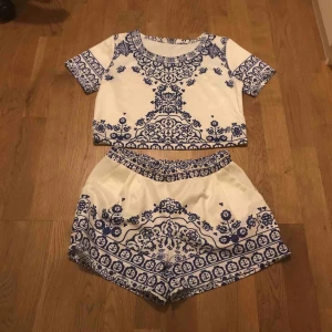  - Mönstrat set med shorts och topp, kan både köpas tillsammans för 150 eller enskilt för 90 