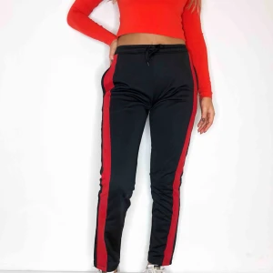  - Sköna byxor från Carlings i ganska stretchigt tyg. Normala i storleken och i väldigt bra skick!