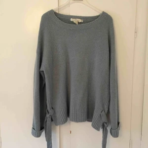  - Fin blå stickad tröja från H&M. Den är i fint skick, frakt 30 kr