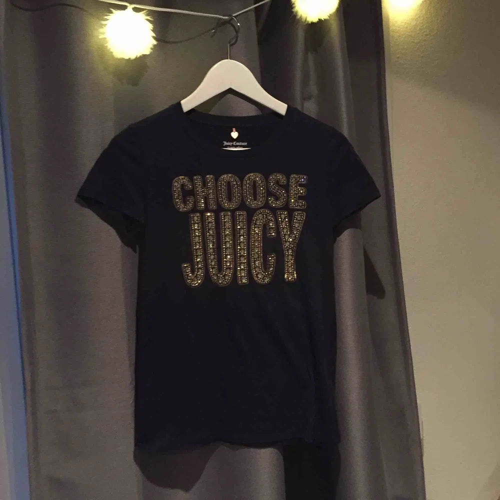 Mörkblå t-shirt från Juicy Couture, köpt i USA, knappt använd, säljs på grund av att den aldrig används.. T-shirts.