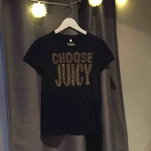  - Mörkblå t-shirt från Juicy Couture, köpt i USA, knappt använd, säljs på grund av att den aldrig används.