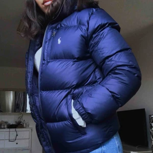  - Storlek XS, funkar för tjej och kille, använd 1 gång ute alltså INGA DEFEKTER. Ordinarie pris 2195kr säljer för 1000.