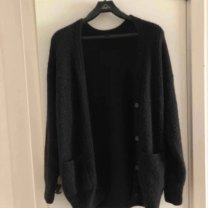  - Svart kofta från monki